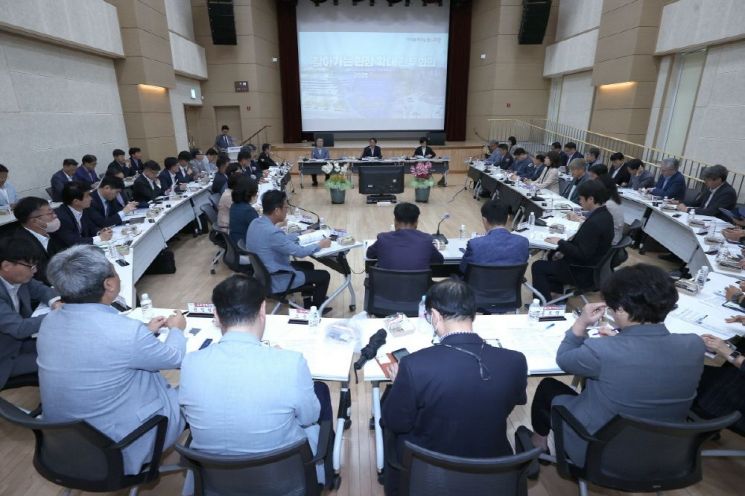 이동환 고양특례시장은 24일 일산서구청에서 찾아가는 현장 간부회의를 개최해 일산서구 주요 현안과 건의 사항을 주제로 논의하고 있다. 고양특례시 제공