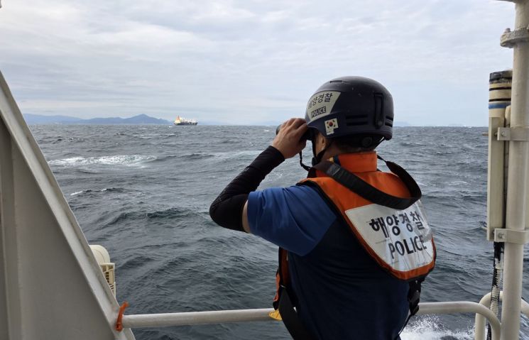 창원해경이 실종자를 수색하고 있다. 창원해양경찰서 제공