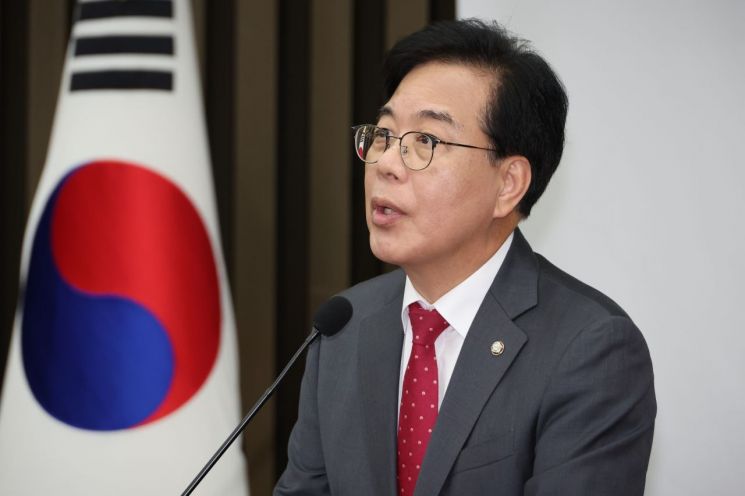 국민의힘 송언석 원내대표가 24일 서울 여의도 국회에서 열린 긴급 의원총회에서 이재명 대통령의 UN 기조연설과 관련해 발언하고 있다. 연합뉴스