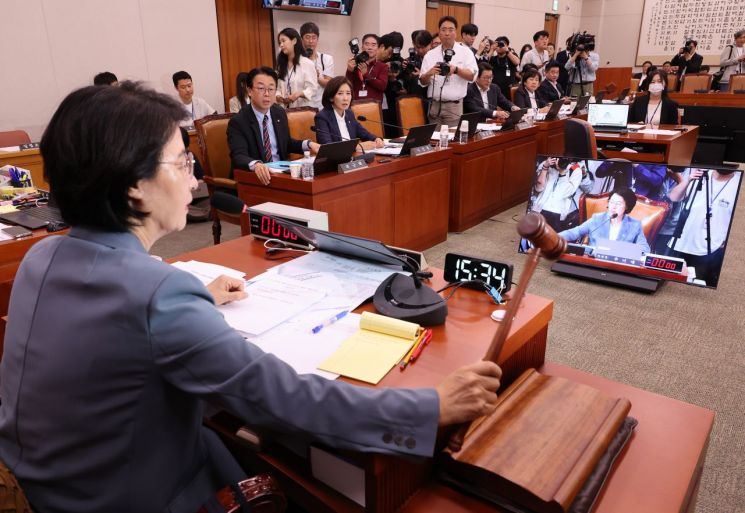 24일 서울 여의도 국회에서 열린 법제사법위원회 전체회의에서 더불어민주당 소속 추미애 위원장이 정회를 선언하고 있다. 연합뉴스