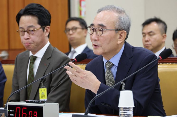 김영섭 KT 대표이사가 24일 국회 과학기술정보방송통신위원회에서 열린 통신·금융 대규모 해킹사고에 대한 청문회에서 위원 질의에 답하고 있다. 연합뉴스
