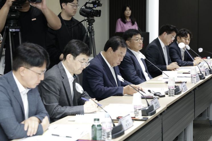 최민호 세종시장과 간부공무원이 정책설명회서 발언하고 있다. /사진= 기획조정실 제공