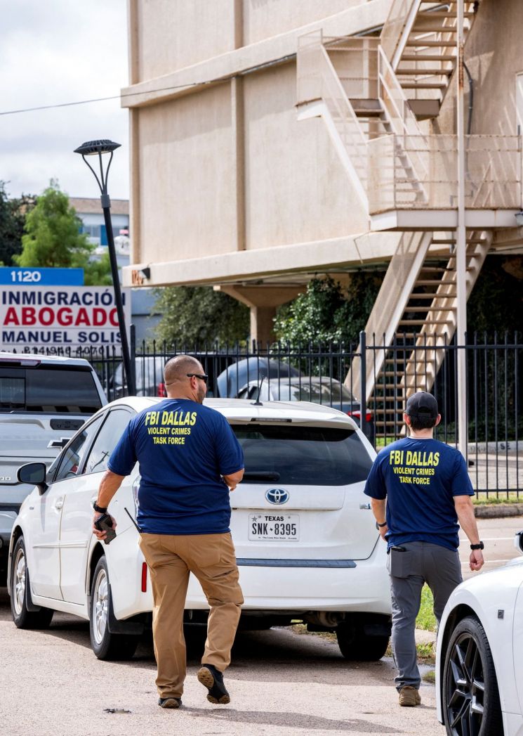 美 이민당국 시설 총격, 2명 사망·1명 중상…"이념적 동기"