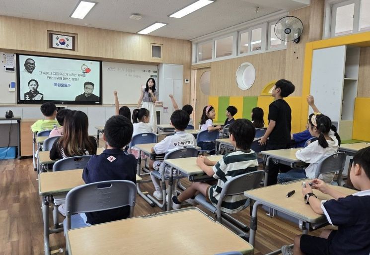 부산지방보훈청이 부산교대 예비교사와 함께 보훈문화교육 시범 수업을 진행하고 있다. 부산지방보훈청 제공