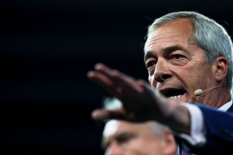 "이민자들, 왕립 공원서 백조·잉어 잡아먹어" '英 트럼프' 거친 입