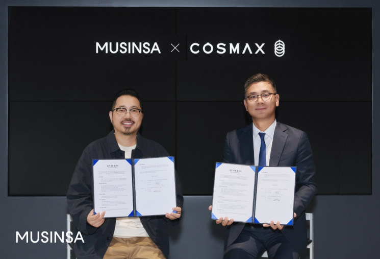 MOU 체결식에서 기념사진을 촬영하고 있는 최재영 무신사 커머스부문장(왼쪽부터)과 최재우 코스맥스 국내마케팅본부 부문장. 무신사 제공
