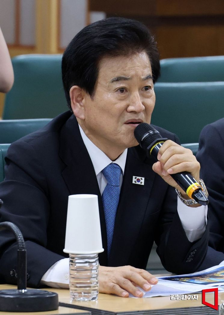 정동영 통일부 장관이 25일 국회 의원회관에서 열린 더불어민주당 초선의원 모임에서 '격동의 국제정세와 한반도, 이재명 정부의 대응 전략'을 주제로 강연하고 있다. 2025.9.25 김현민 기자