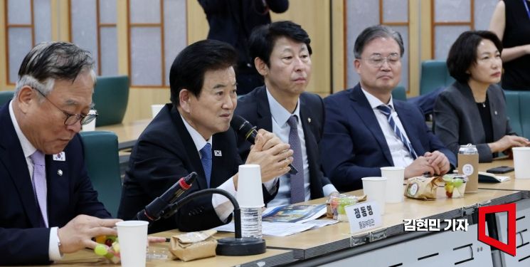 정동영 통일부 장관이 25일 국회 의원회관에서 열린 더불어민주당 초선의원 모임에서 '격동의 국제정세와 한반도, 이재명 정부의 대응 전략'을 주제로 강연하고 있다. 2025.9.25 김현민 기자