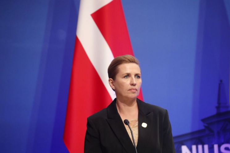 "덴마크 대표해 사과드립니다" 총리 말에 '강제 피임' 피해자들 '눈물'