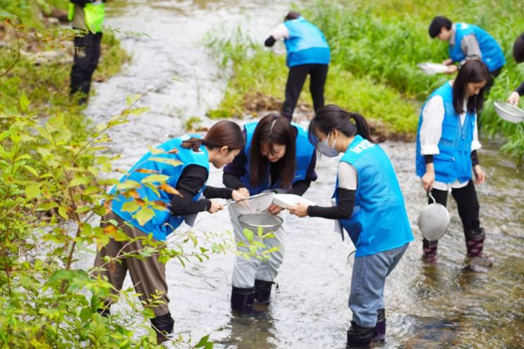 생물다양성 탐사를 진행하고 있는 HK이노엔 임직원들. HK이노엔