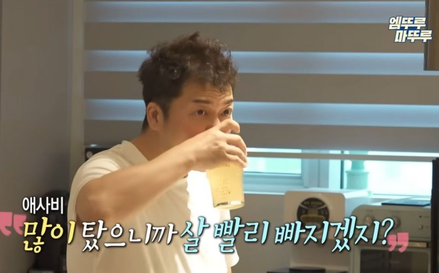 방송인 전현무가 애사비를 물에 희석해 마시고 있다. MBC '나혼자 산다' 유튜브