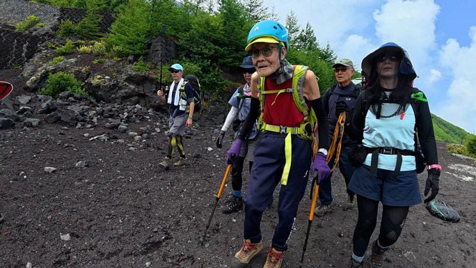 아쿠자와씨가 딸과 사위, 산악회 사람들과 후지산 등반에 나서고 있다. 기네스월드레코드.
