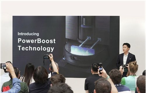 CES 2025에서 신제품 디봇 X11을 발표하고 있는 에코백스 데이비드 첸 CEO. 에코백스 제공