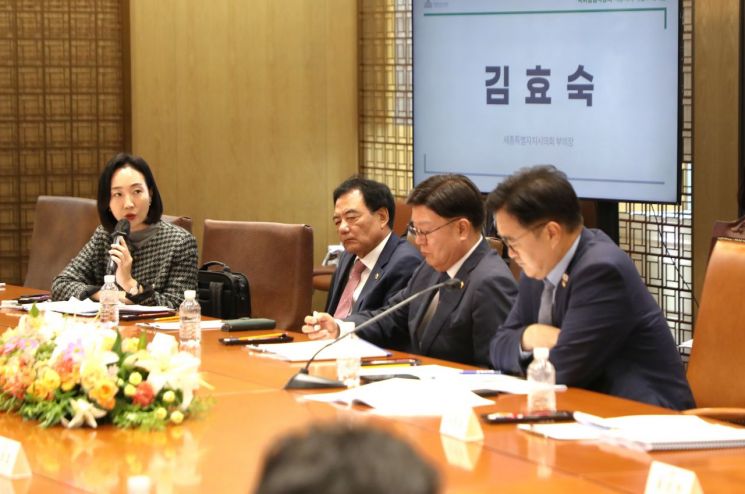 국회 본관에서 진행된 라운드테이블에서 김효숙 세종시의원이 우원식 국회의장에게 세종지역 상가공실 현안을 설명하고 있다. /사진= 김효숙 의원