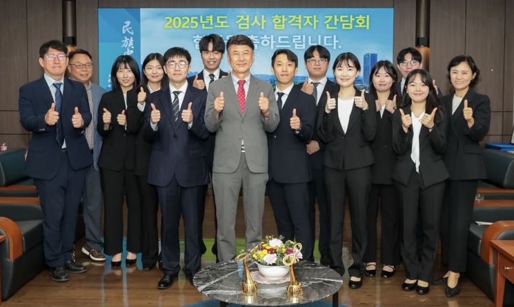 신규 검사시험에 합격한 영남대 로스쿨 졸업생 10명이 최외출 영남대 총장과 함께 축하 간담회에 참석했다.