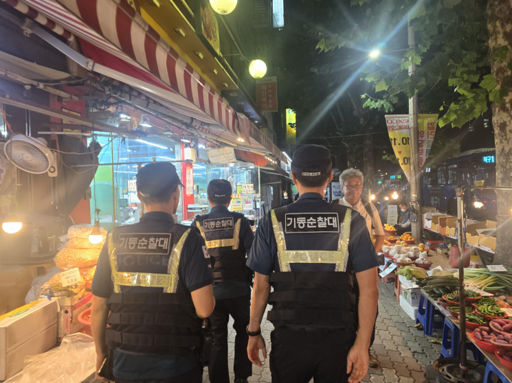 대구경찰청 기동순찰대가 상가 밀집지역 야간 순찰을 하고 있다.