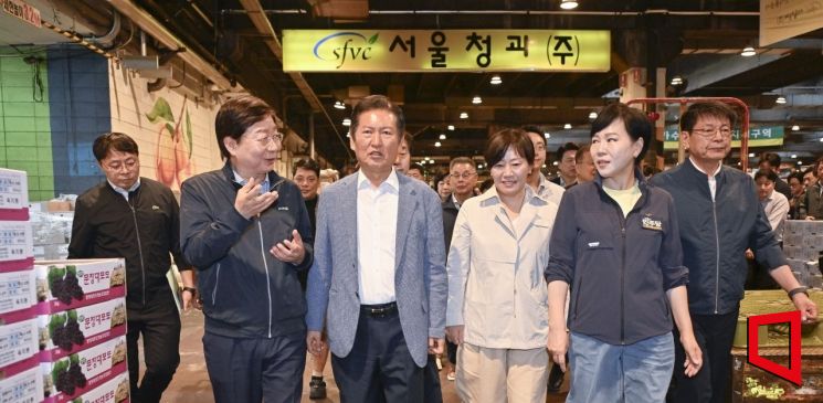 정청래 더불어민주당 대표가 25일 추석맞이 물가점검을 위해 서울 송파구 가락동 농수산물도매시장을 방문하고 있다. 왼쪽부터 문영표 서울시농수산식품공사 사장, 정 대표, 송미령 농림축산식품부 장관, 전현희 더불어민주당 최고위원. 2025.9.25 국회사진기자단