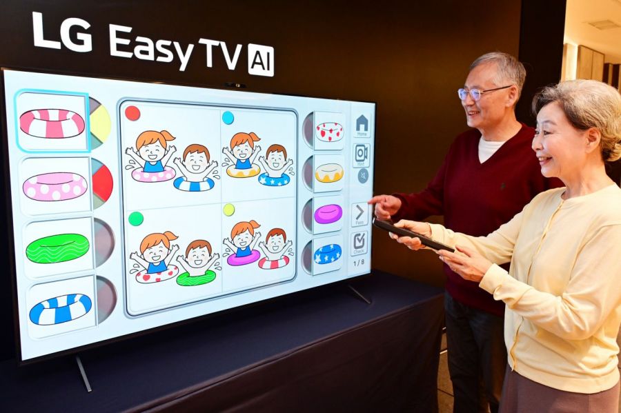 'LG 이지 TV'를 통해  두뇌 건강 게임을 즐기고 있다.   LG전자