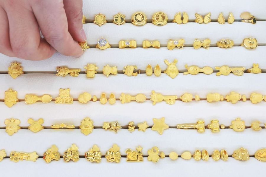 서울 종로구 한국금거래소에서 직원이 순금 제품을 정리하고 있다. 연합뉴스