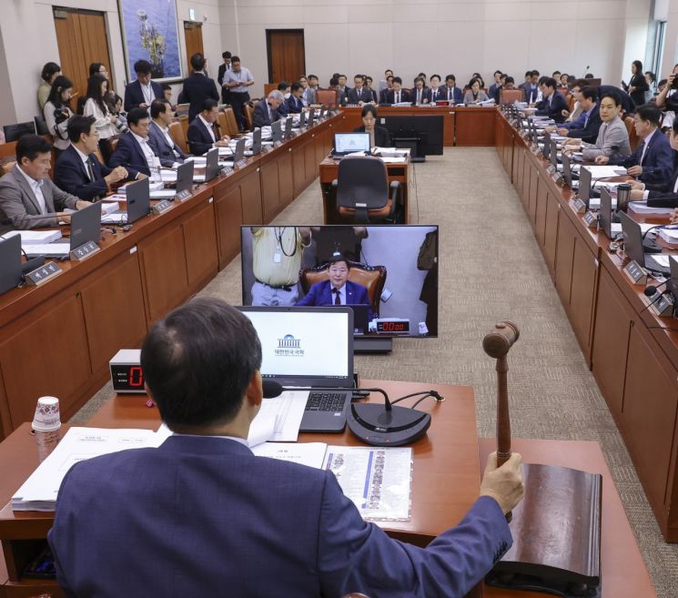 이철규 국회산업통상자원벤처기업위원회 위원장이 25일 국회에서 산자위 전체회의를 개회하고 있다. 연합뉴스