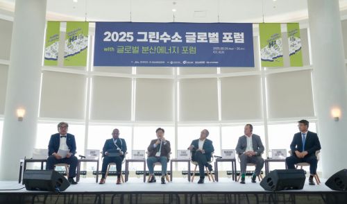25일 제주국제컨벤션센터에서 열린 '2025 그린수소 글로벌 포럼'에서 오영훈 제주도지사(사진 왼쪽에서 세번째)가 참석한 가운데 '글로벌 라운드 테이블' 행사가 열리고 있다. 2025.9.25. 제주도청