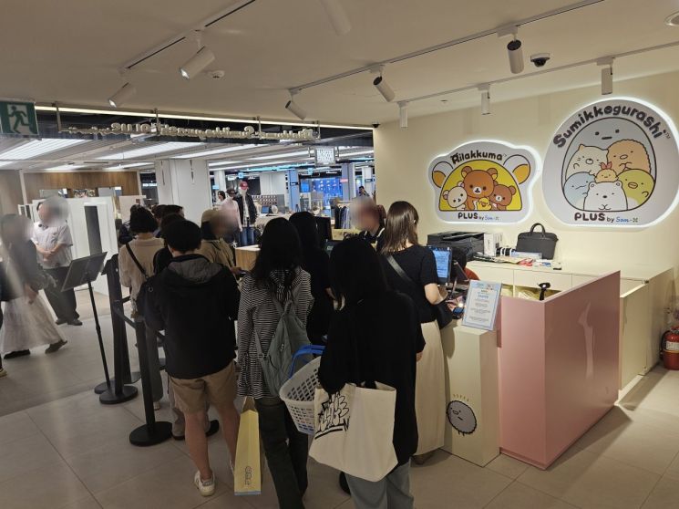 '리락쿠마 스미코구라시 플러스 바이 산엑스' 매장 내 결제 대기줄. 사진=박재현 기자