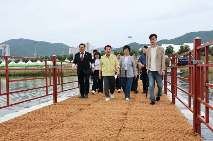 삽량문화축전 현장점검하는 나동연 양산시장(왼쪽에서 2번째)). 양산시 제공