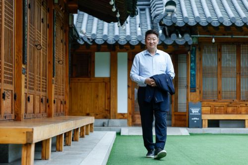 오화경 저축은행중앙회 회장이 24일 서울 중구 남산골 한옥마을에서 아시아경제와 만보정담 인터뷰를 하며 걷고 있다. 오 회장은 중학교까지 축구 선수였지만 부상 당해 무릎 수술을 받아 오래 걷지 못한다며 아쉬워했다. 강진형 기자