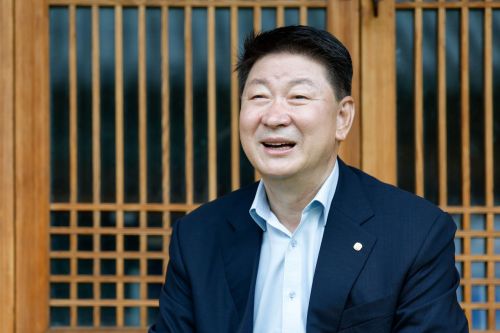 오화경 저축은행중앙회 회장이 24일 서울 중구 남산골 한옥마을에서 아시아경제와 만보정담 인터뷰하고 있다. 오 회장은 이날 저축은행 인수합병(M&A) 규제 완화와 부실 부동산 프로젝트파이낸싱(PF) 채권 처리 등 현안에 대한 의견과 중앙회 방침 등에 관해 1시간 동안 자세히 말했다. 강진형 기자