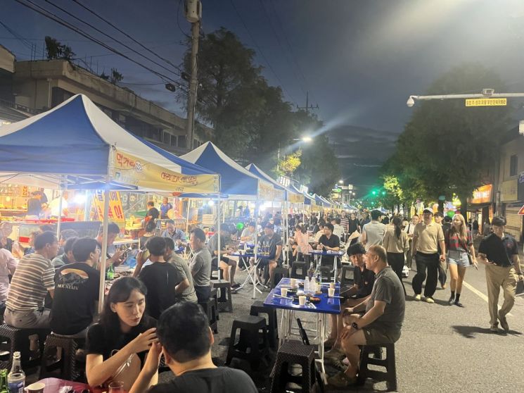 지난 7일 저녁 광주 남구 군분로 토요야시장은 오랜만에 북적였다. 한 횟집 사장은 “광주에 사람이 없는 게 아니라는 걸 새삼 느꼈다”고 했고, 국밥집 주인은 “시장답게 분주한 기운이 돌았다. 활력이 살아났다”고 말했다. 송보현 기자