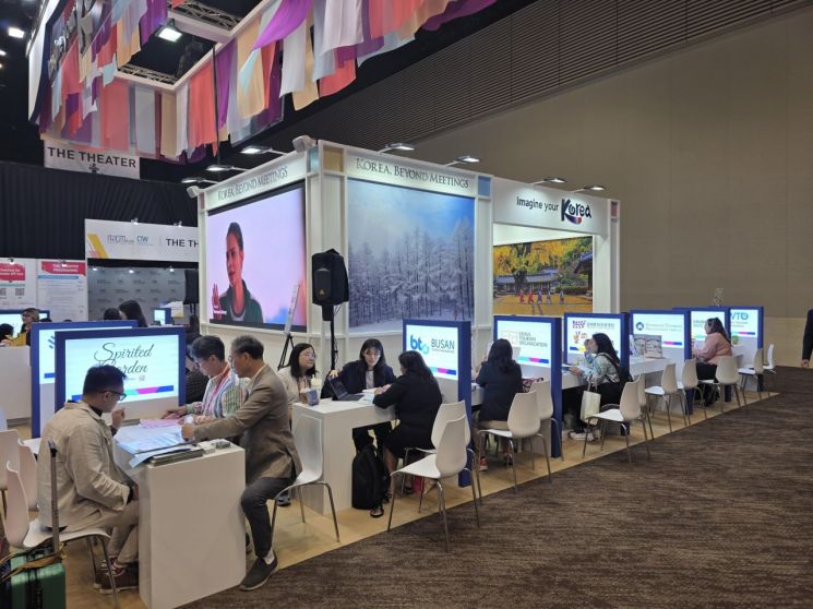 강원관광재단이 지난 23일부터 25일까지 태국 방콕에서 개최된 '2025 IT&CMA(Incentive Travel & Conventions, Meetings Asia)'에 참가해 강원의 마이스 인프라와 지원제도를 집중 홍보하고 있다. 강원관광재단 제공