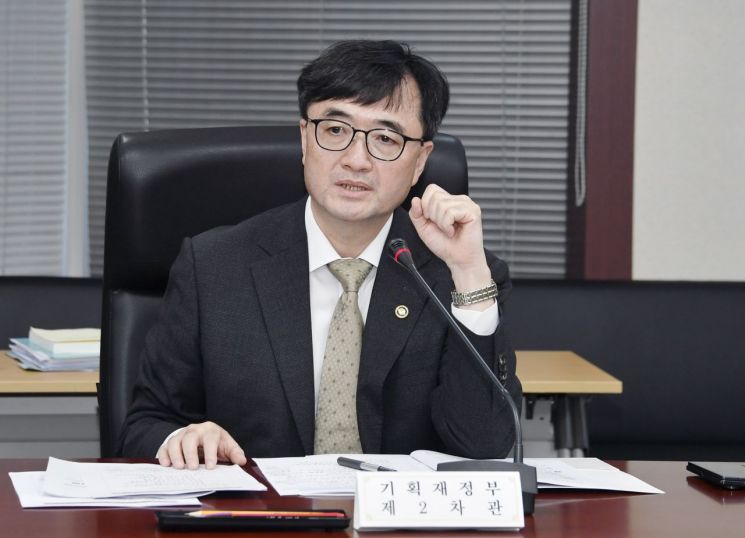 임기근 기획재정부 차관이 25일 오후 서울 종로구 한국무역보험공사에서 열린 '재정구조 혁신 전담반 출범 회의'를 주재, 모두발언을 하고 있다. (사진 기획재정부 제공)