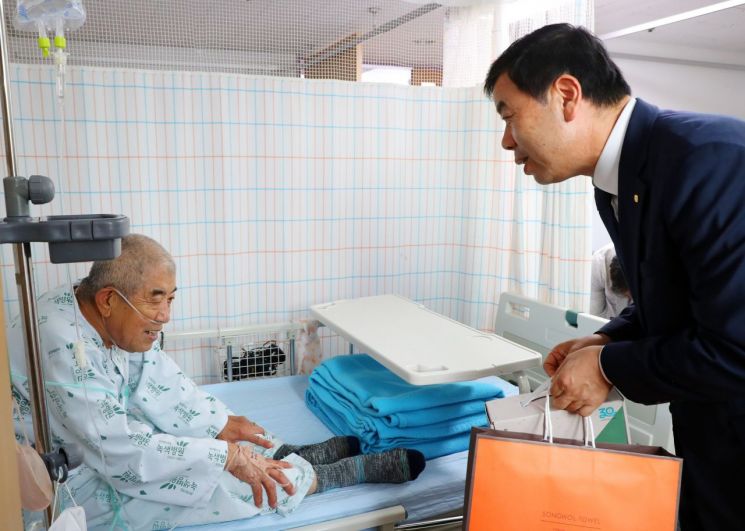 병상에 "만나러 갑니다"… 근로복지공단 이사장, 추석 앞두고 녹색병원서 산재환자 위로