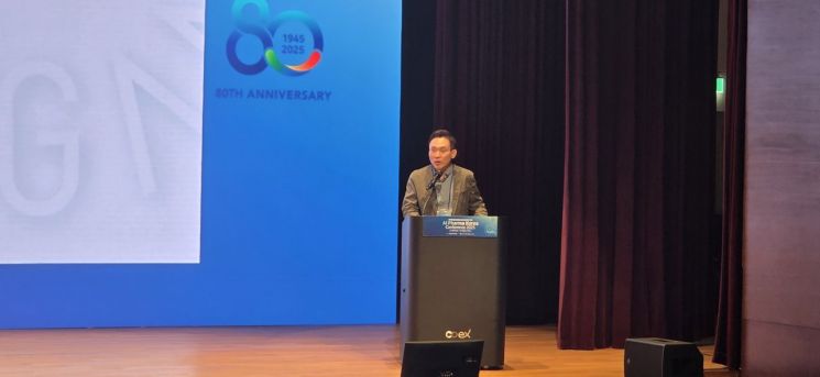 신현진 목암생명과학연구소장이 한국제약바이오협회가 25일 서울 강남구 코엑스에서 연 'AI 파마 코리아 컨퍼런스 2025'에서 강연하고 있다. 정동훈 기자