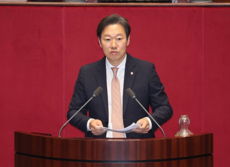 박수민 국민의힘 의원이 4일 국회 본회의에서 2025년도 제2회 추가경정예산안이 상정된 가운데 반대 토론을 하고 있다. 연합뉴스