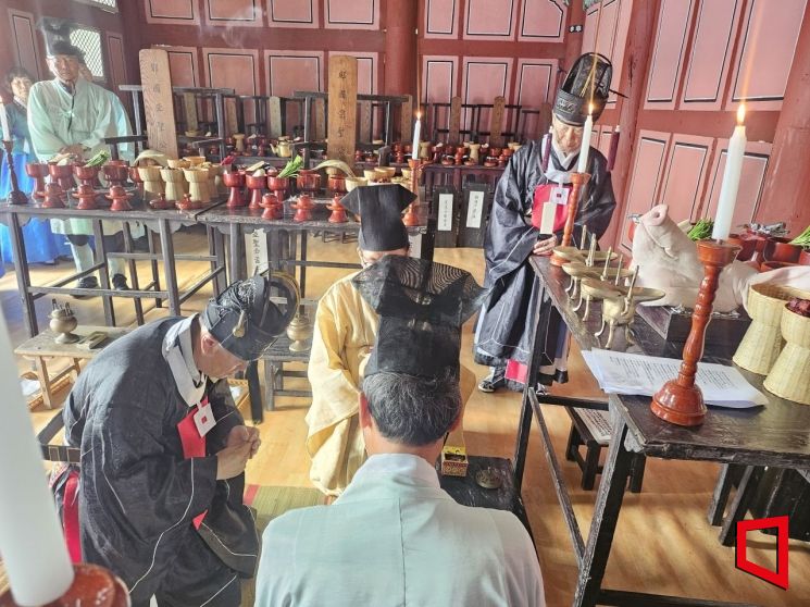 선산향교에서는 민병도 교육장이 초헌관으로 나섰고, 엄기득 고아읍장이 아헌관, 김승조 장의가 종헌관으로 참여해 제례를 올리고 있다./김이환기자