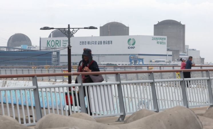25일 오후 부산 기장군 장안읍 월내 쪽에서 바라본 고리2호기(오른쪽 두 번째) 모습. 원자력안전위원회는 이날 회의를 열고 고리 2호기의 사고관리계획서와 계속 운전 여부를 심의한다. 연합뉴스