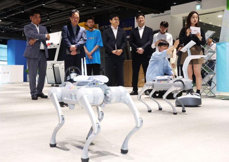 정태호 국정기획위원회 경제1분과장과 위원들이 지난 6월 25일 경기도 성남시 수정구 피지컬 AI 로봇 스타트업 마음AI를 방문해 관계자로부터 다양한 피지컬 로봇 설명을 듣고 있다. 연합뉴스
