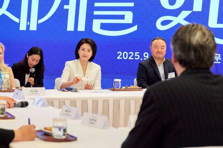 뉴욕한국문화원 찾은 김혜경 여사 "한국 문화 독창성·우수성 적극 알려달라"