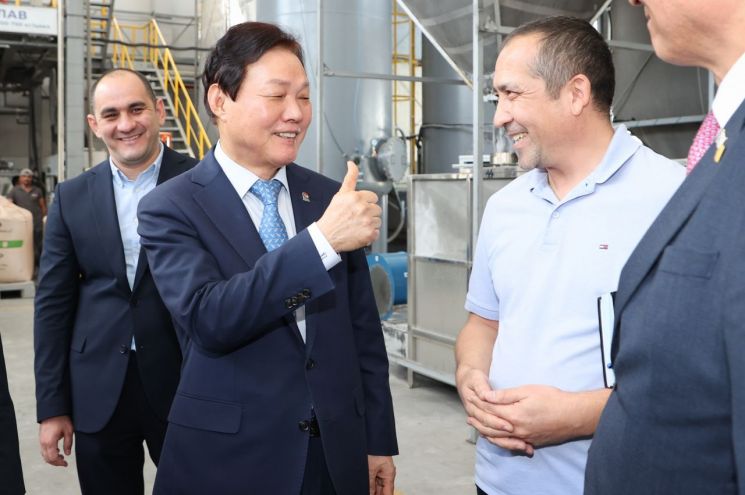 박완수 경남도지사(왼쪽)가 우즈베키스탄 기업 관계자와 대화하고 있다. 경남도 제공