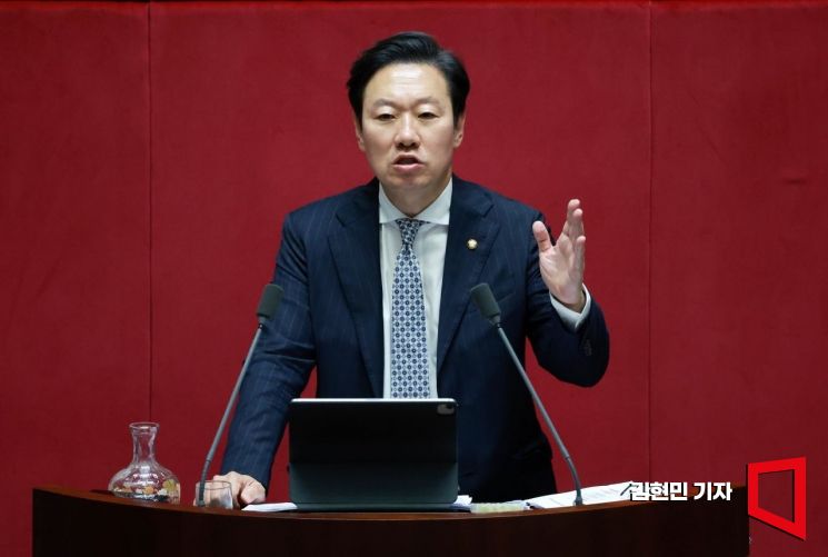 박수민 국민의힘 의원이 26일 국회 본회의에서 정부조직법 일부개정법률안에 대한 무제한 토론(필리버스터)을 하고 있다. 박 의원은 13시간 넘게 토론을 이어가고 있다. 2025.9.26 김현민 기자