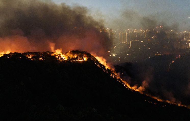 Despite Wildfire Crisis, Fire Chief Faces Allegations of Drinking While Hiking with Staff