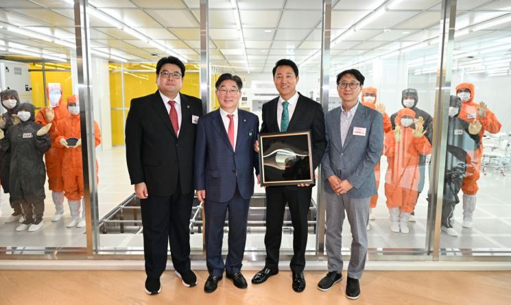 오세훈 서울시장이 25일 오후 고려대학교 미래융합기술관 대강당에서 열리는 '이제는 이공계 전성시대' 포럼 참석에 앞서 정운오IT교양관을 찾아 반도체공학과 FAB실험실을 둘러보고 관계자들과 기념촬영하고 있다. 서울시 제공