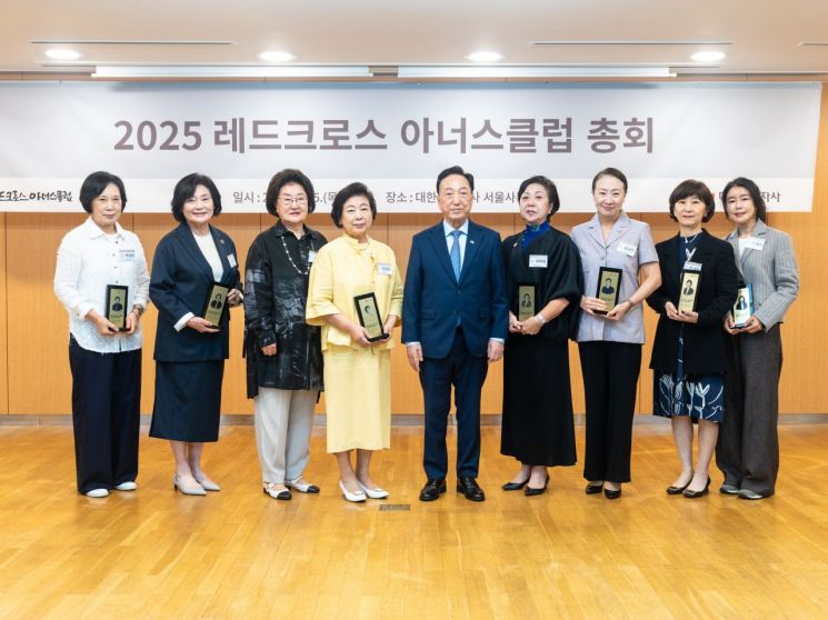 레드크로스 아너스클럽 신규 회원들. 왼쪽부터 박순원, 김진선, 김영자 아너스클럽 위원장, 현정은(현대그룹 회장), 김철수 회장, 이미옥, 김남연, 전혜정, 정혜신. 대한적십자사