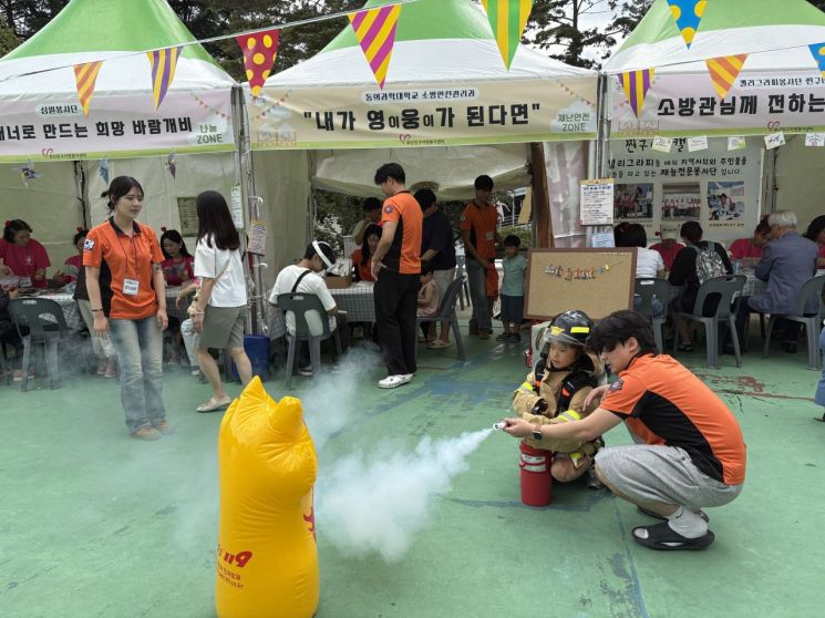 동의과학대학교 소방안전관리과 학생들이 ‘2025 부산진구 V-활력충전 페스티벌’에 참여해 체험 부스를 운영하고 있다.