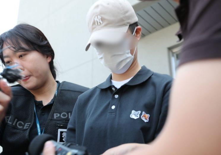 구속 심사를 마친 '얼차려 훈련병 사망' 중대장(대위)의 모습. 연합뉴스