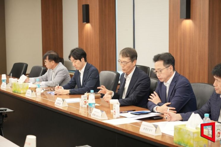 자동차모빌리티산업연합회는 26일 긴급간담회를 열고 "정부의 수송부문 무공해차 보급 목표 설정은 국내 자동차산업 경쟁력의 지속가능성이 최우선 고려돼야 한다"고 의견을 모았다. 연합회