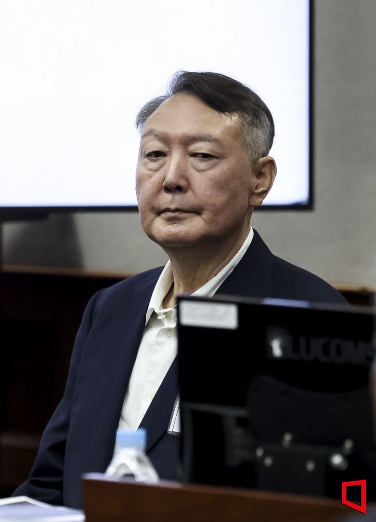 윤석열 전 대통령이 지난달 26일 서울 서초구 서울중앙지방법원에서 열린 '특수공무 집행 방해, 직권남용 권리행사 방해 혐의' 첫 재판에 출석해 있다. 사진공동취재단