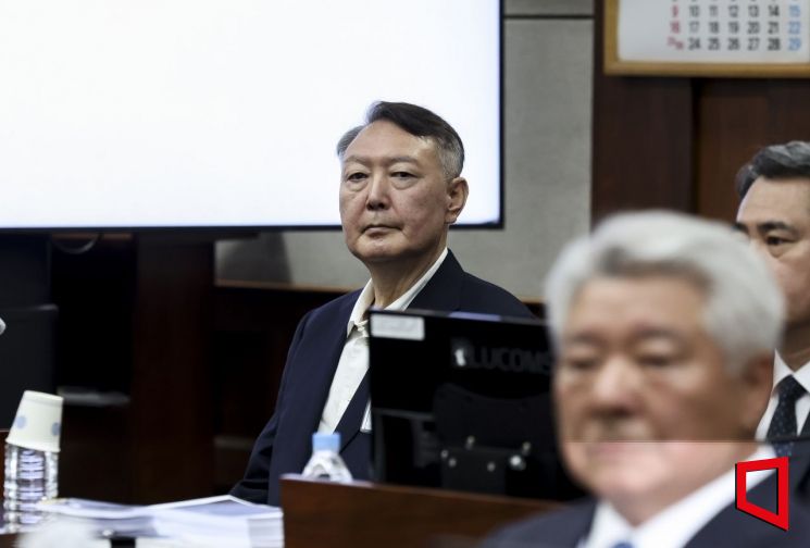 윤석열 전 대통령이 26일 서울 서초구 서울중앙지방법원에서 열린 '특수공무 집행 방해, 직권남용 권리행사 방해 혐의' 첫 재판에 출석해 있다. 사진공동취재단