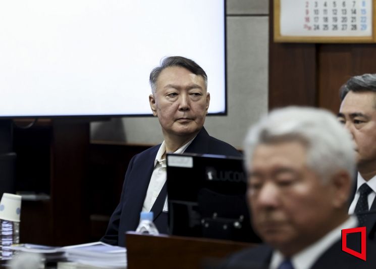 윤석열 전 대통령이 지난달 26일 서울 서초구 서울중앙지방법원에서 열린 '특수공무 집행 방해, 직권남용 권리행사 방해 혐의' 첫 재판에 출석해 있다. 사진공동취재단